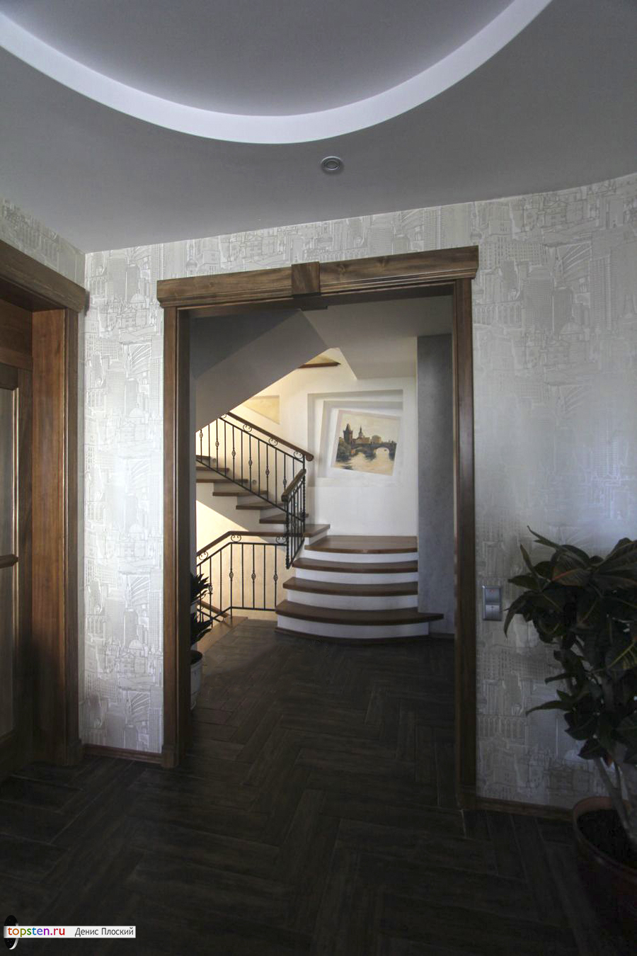Дизайн лестницы с рисунком на стене в частном доме