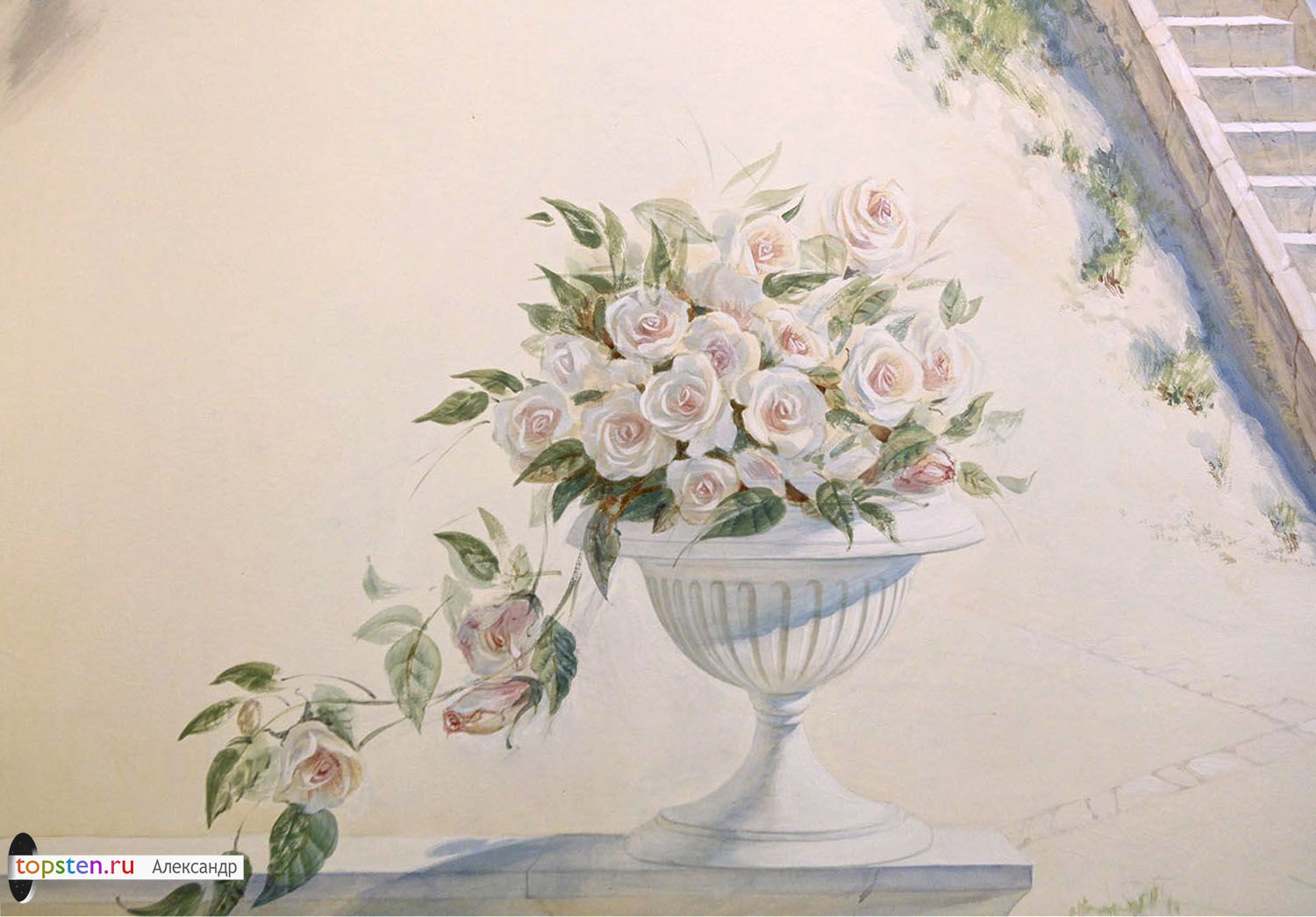 фрагмент росписи в квартире с вазоном и цветами