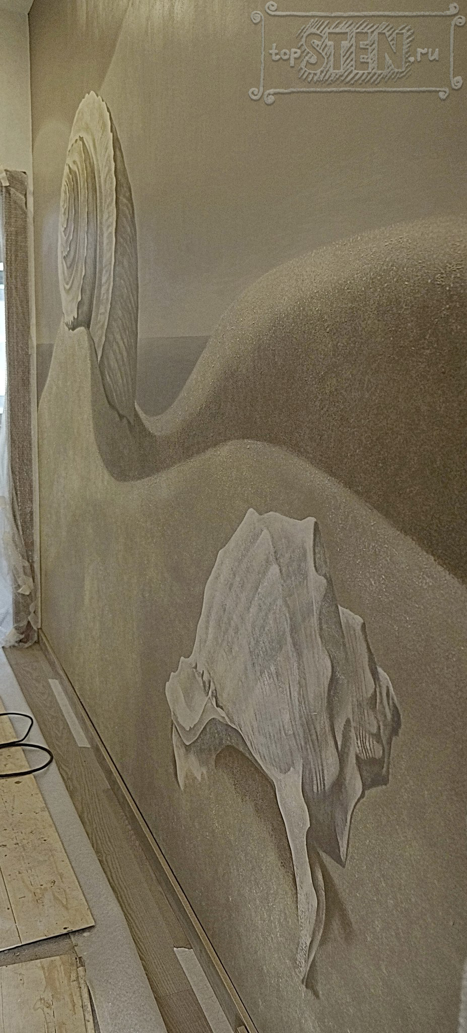 Бежево-коричневый рисунок на стене