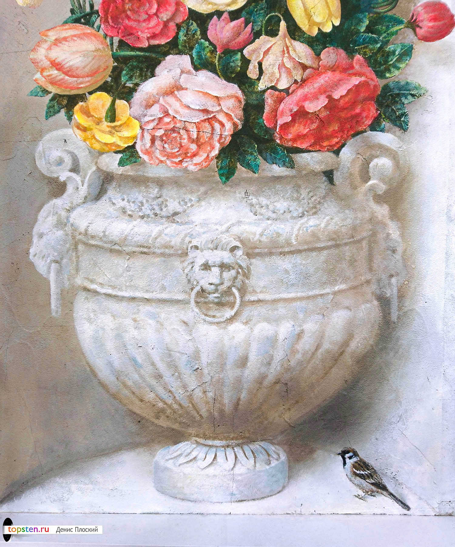 рисунок с цветами на стене - фрагмент с вазоном