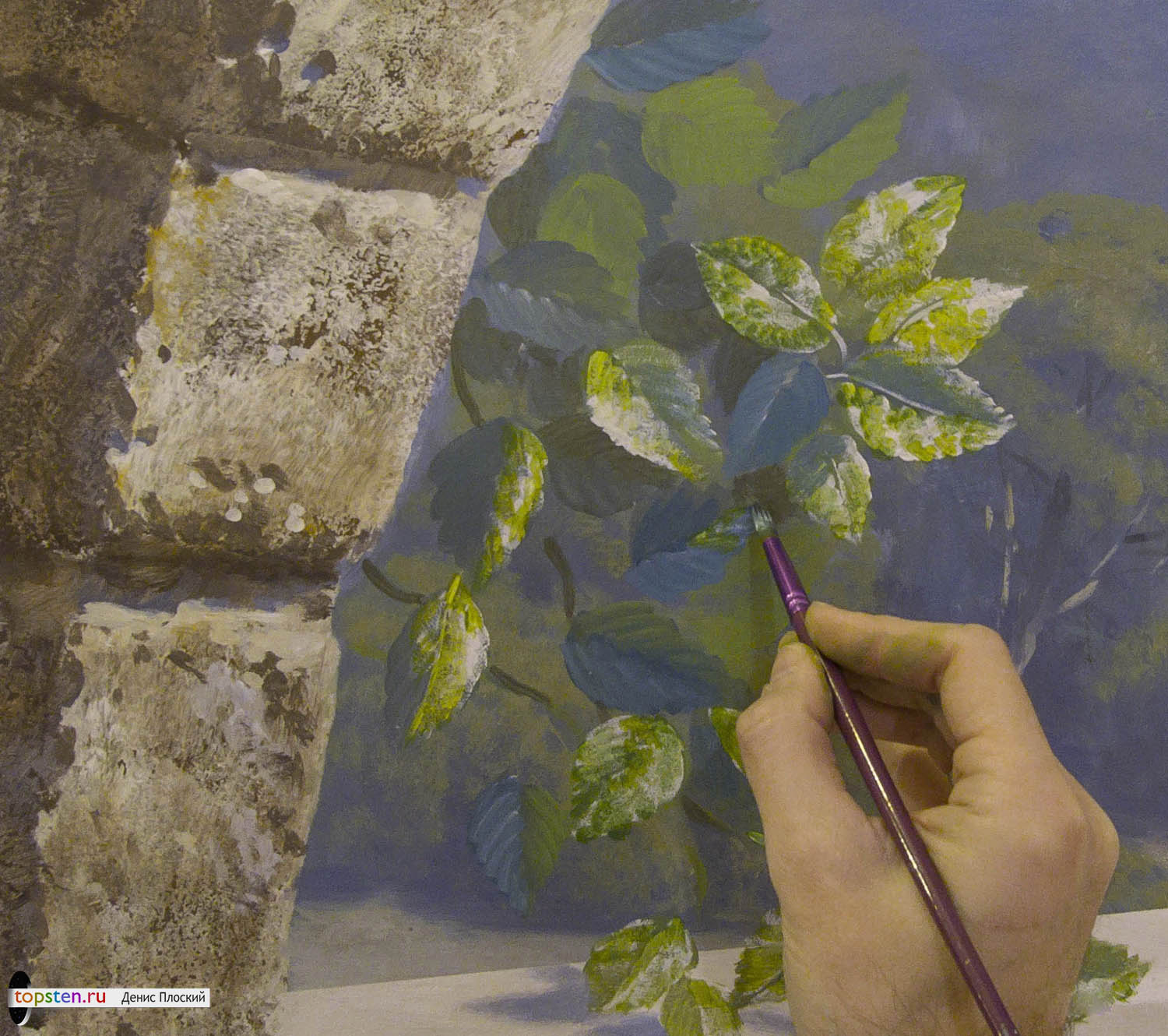 роспись стены акриловыми красками с замком - фрагмент с листьями