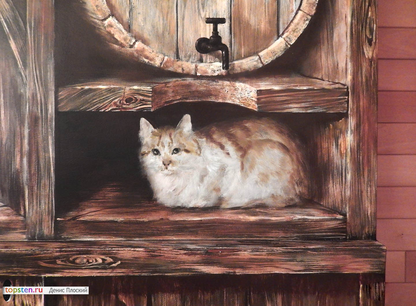 Кошка спряталась под деревянной бочкой. В каждом фрагменте росписи ярко выражен деревенский стиль.
