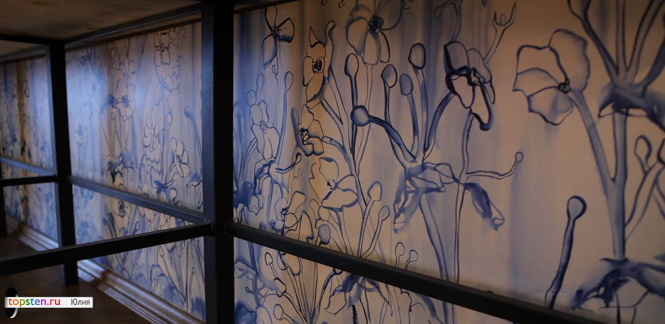 Цветы на стене - оформление в восточном стиле