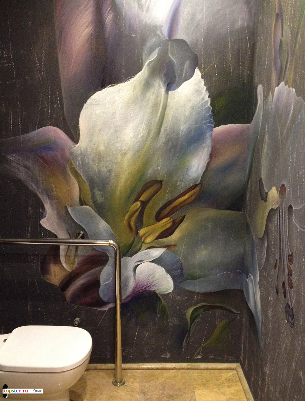 Дизайн стен интерьера туалета с росписью орхидеи