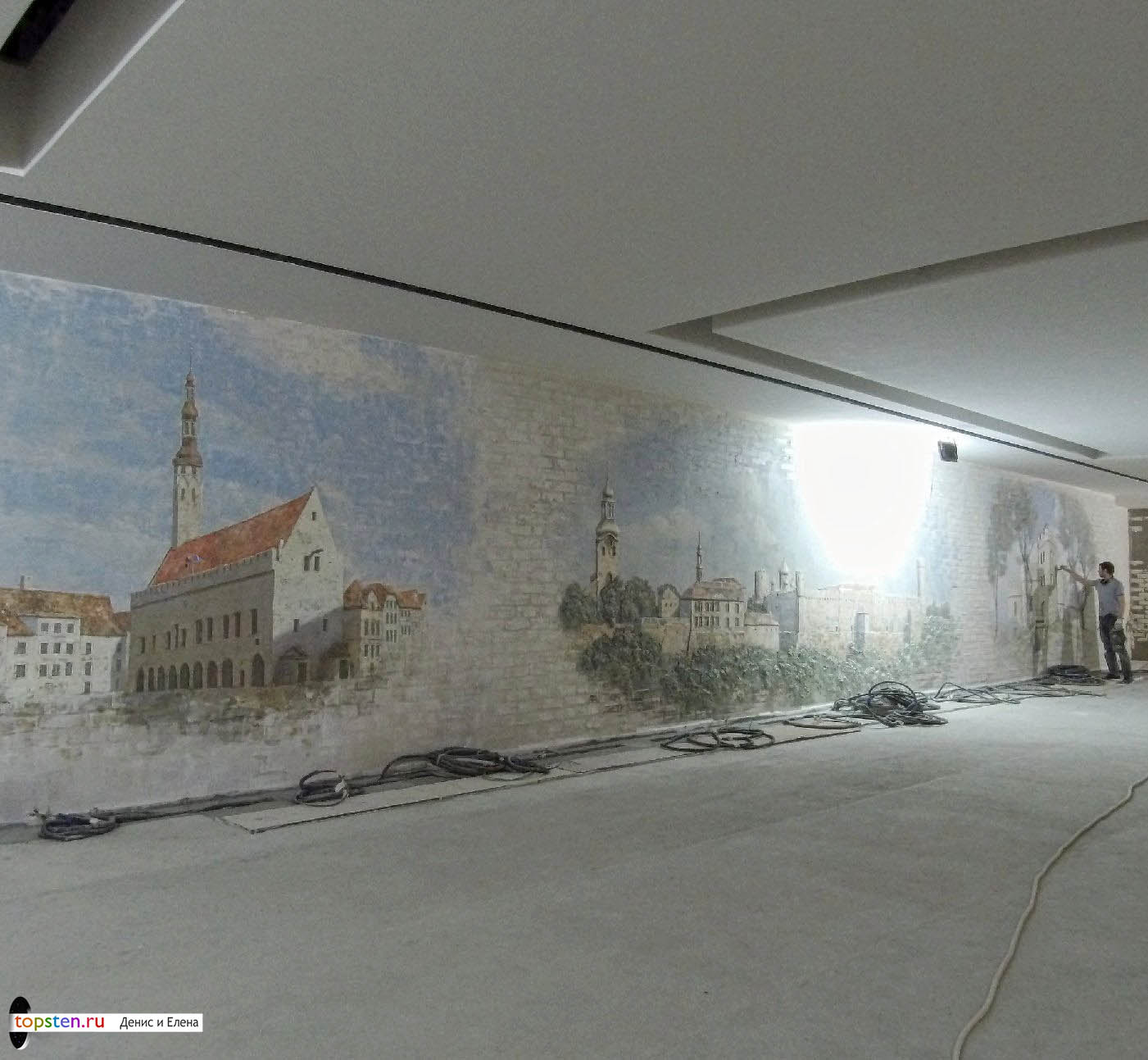 Барельеф в бассейне в Москве с росписью. Общий вид одной из стен