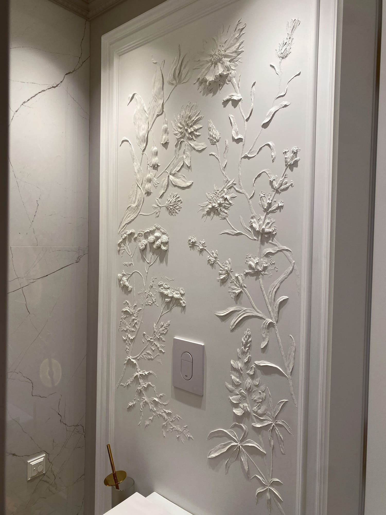 Барельеф на стене санузла растениями и цветами