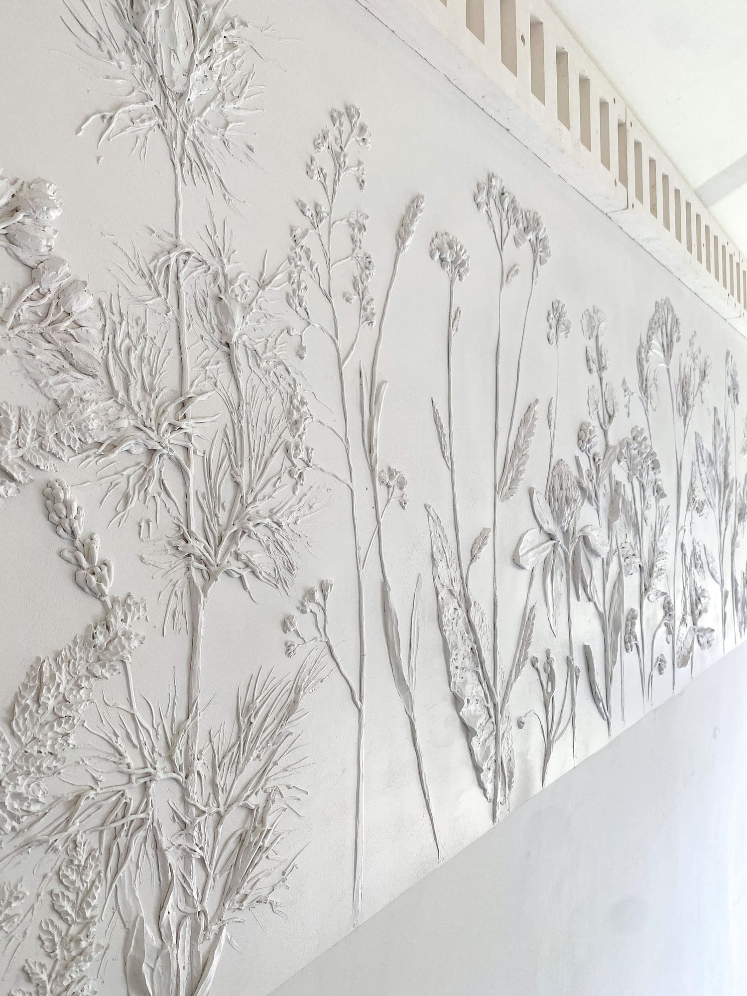 Декор стен интерьера ботаническим барельефом