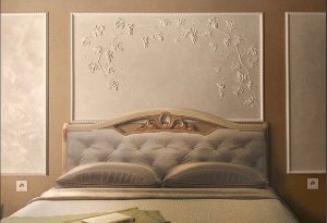 Декоративная лепнина на стене из гипса с виноградом в спальне