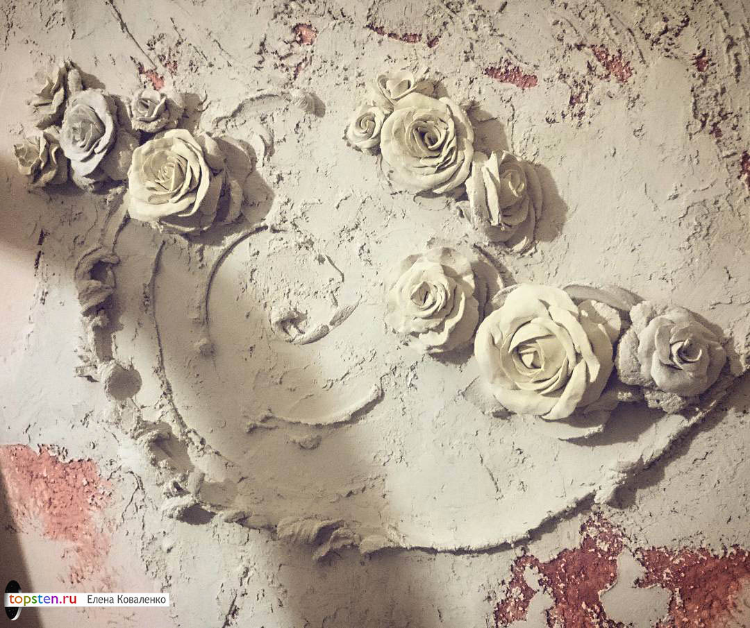 Барельеф цветы розы в процессе лепки из гипса