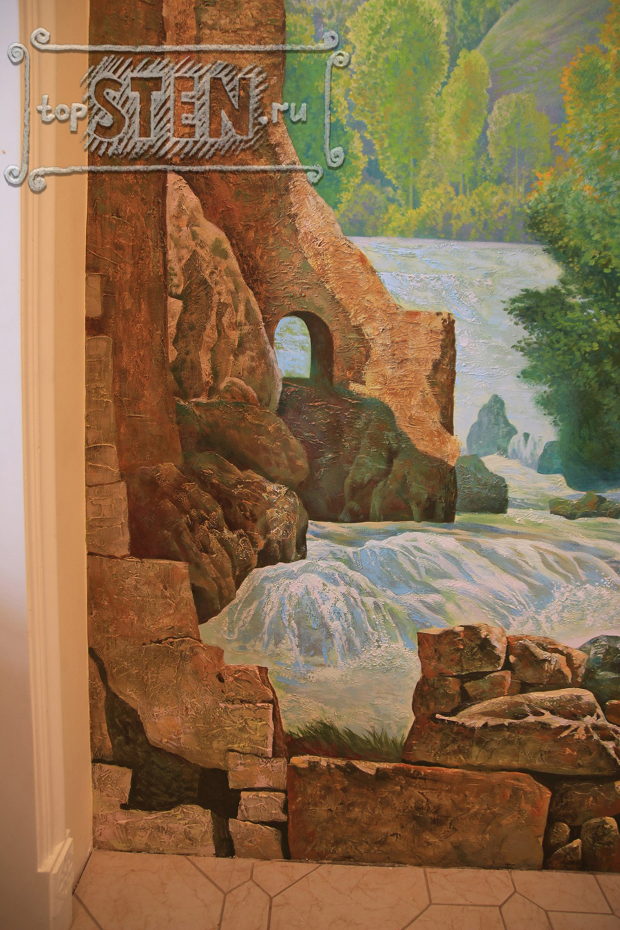 Пейзаж с фактурными камнями на стене и водопадом